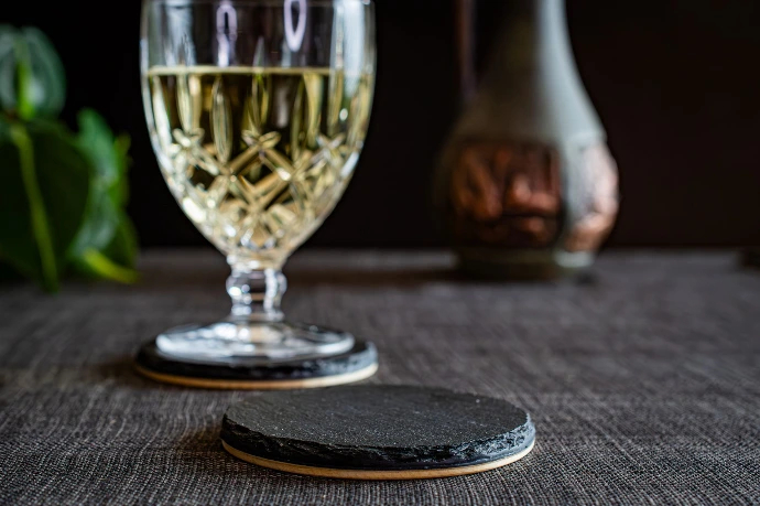 Kaufe Luxus Schiefer Untersetzer mit edlem Holzboden, handmade gefertigt. Personalisierung durch Gravur möglich.