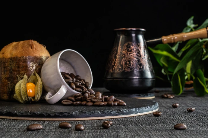 Handmade Schiefer-Tablett mit Echtholz-Boden für Kaffee und Kuchen. Edle Stein-Geschenkidee für Genießer im Shop.